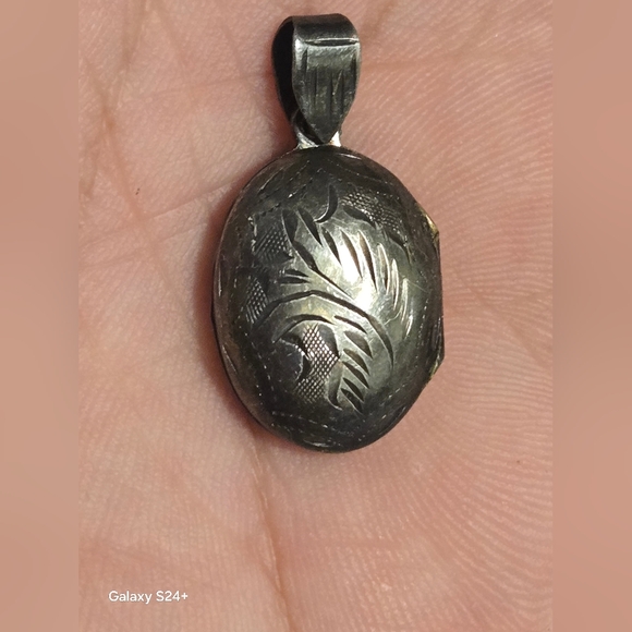 VINTAGE 925 STERLING SILVER PENDANT OVAL LOCKET - Picture 2 of 6
